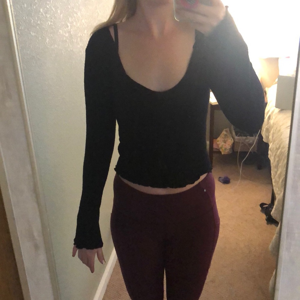 Long sleeve scoop neck crop top